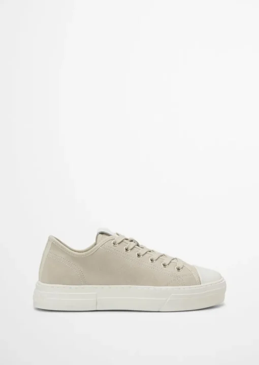 Court-Sneaker aus hochwertigem Veloursleder