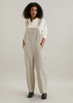 Latzhose relaxed aus gestreiftem Organic Cotton