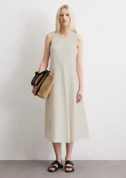 Ärmelloses Leinen-Kleid shaped in A-Linie geschnitten