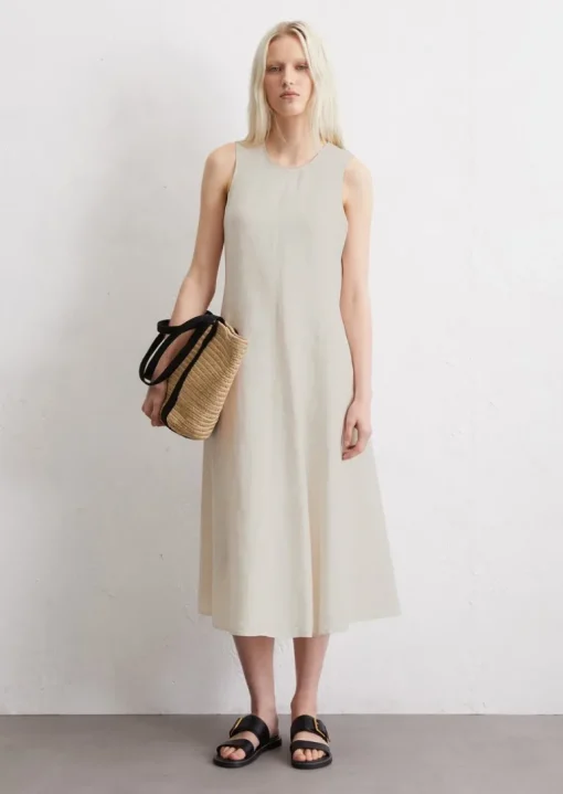 Ärmelloses Leinen-Kleid shaped in A-Linie geschnitten