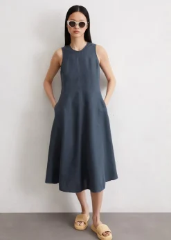 Ärmelloses Leinen-Kleid shaped in A-Linie geschnitten