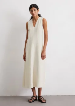 Ärmelloses Leinen-Kleid shaped in A-Linie geschnitten