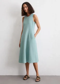 Ärmelloses Leinen-Kleid shaped in A-Linie geschnitten