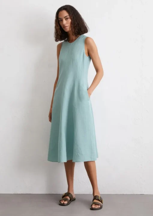 Ärmelloses Leinen-Kleid shaped in A-Linie geschnitten