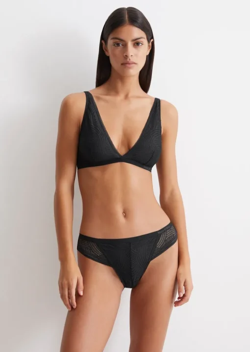 String mit zarter Spitze