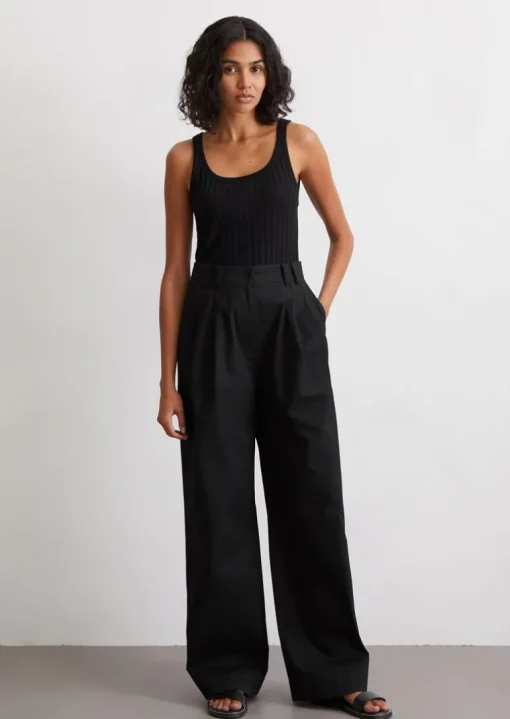 Weite Bundfaltenhose aus stretchigem Organic Cotton-Twill